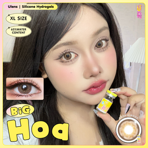 Person holding a contact lens vial with product details on a yellow border